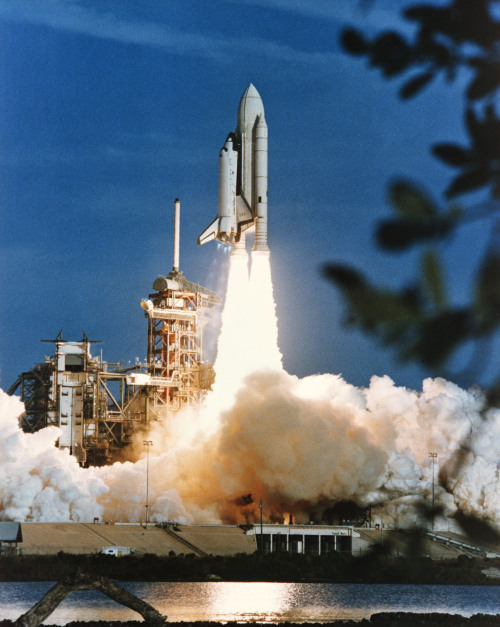 humanoidhistory: April 12, 1981 – Today in history, the Space Shuttle era goes into overdrive with m