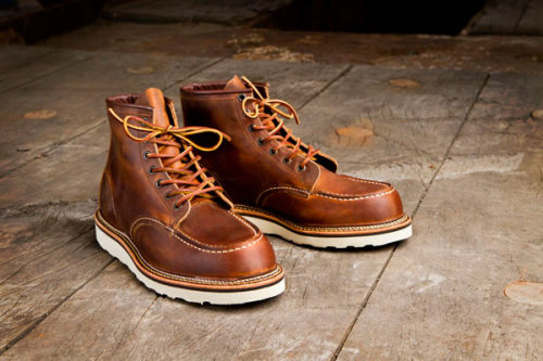 red-wing-shoes-taiwan:  Red Wing - Work Heritage, Legacy Moc #1907 in Copper “Rough & Tough” Leather. 型號1907自2005年時，隨著百週年紀念版推出以來，一直歷久不衰，受到眾多Americana愛好者的追捧。這當中，除了國外明星如David