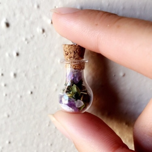 aspen-witch: Divination Charm Salt: purification Amethyst: “seer’s stone” enhances psychic ability, 