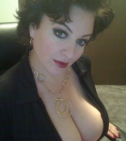 randr2012: americanmilf:      Stunning mature with great tits 