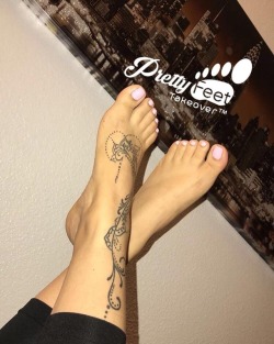 prettyfeettakeover:  👣 🏷 @_l0vemee #prettyfeettakeover #prettyfeet #prettytoes #pretty #pedi #pedicure #polish #feet #feetfetish #foot #footfetish #footfetishgroup #footmodel #footqueen #footmodeling #fetish #follow #followme #igfeet #instafeet