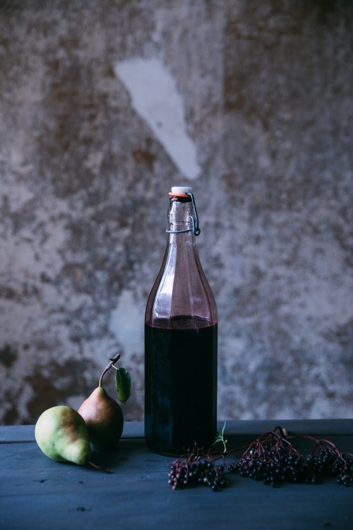 sweetoothgirl:  POACHED PEARS IN ELDERBERRY JUICE WITH HOMEMADE VANILLA SAUCE  