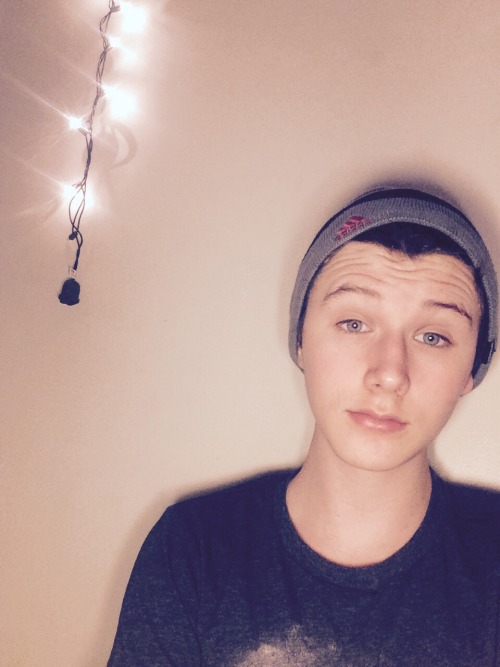 tfootielover:  jackthelamp:I look like human garbage  you look so much like the guy from the tv show About a Boy … amazing likeness and your human beauty just saying 