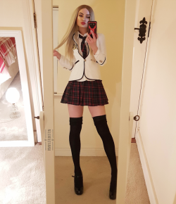 pennylittlekitten:  school girl fun 👩