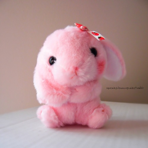 squeakycleancupcake:  🍓  How can you say no to that face?