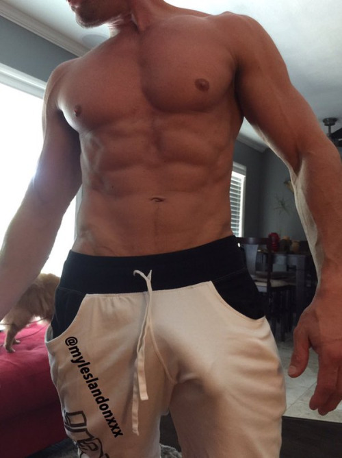 jocksupremacy: athleticbrutality:packing show your best assets brah. there’s nothing better th