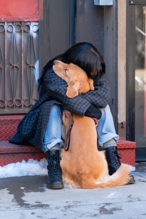 hailesteinfeld:Hailee Steinfeld as Kate Bishop and Jolt as Lucky the Pizza Dog on the set of ‘Hawkey