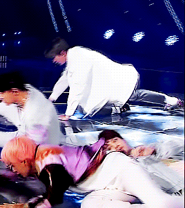 btsbulges: “Did you see that? The hand? Tae’s friend? (The gif is not mine and you don’t have to giv