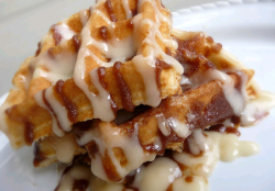 fatty-food:  Cinnamon Roll Waffles 