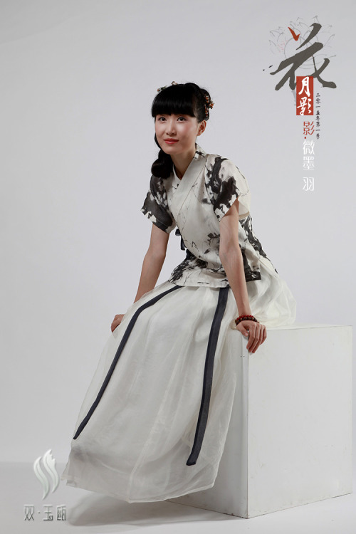 ziseviolet: fouryearsofshades: Model 周玲双玉瓯 shyuou.taobao.com/ Traditional Chinese Hanfu.