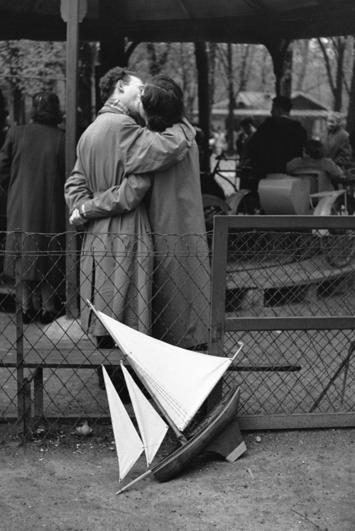 fewthistle:
“ Jardin du Luxembourg, Paris. 1956.
Photographer: Edouard Boubat
”