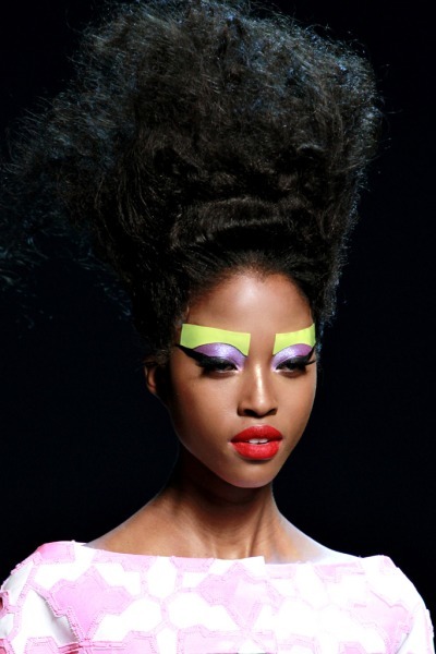 segajupiter:sabrinahazzaa:samadhi-sunflow:makeupforpoc:the worst beauty misconception dark girls are fed is that they can’t experiment with their lookyou can go as loud as you wantor keep it simplestick to the neutrals  or go on all out galaxy chic