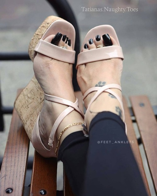 Attractive feet and heels. @tatianas.naughty.toes #feet #photography #blacknails #blacktoes #blackn