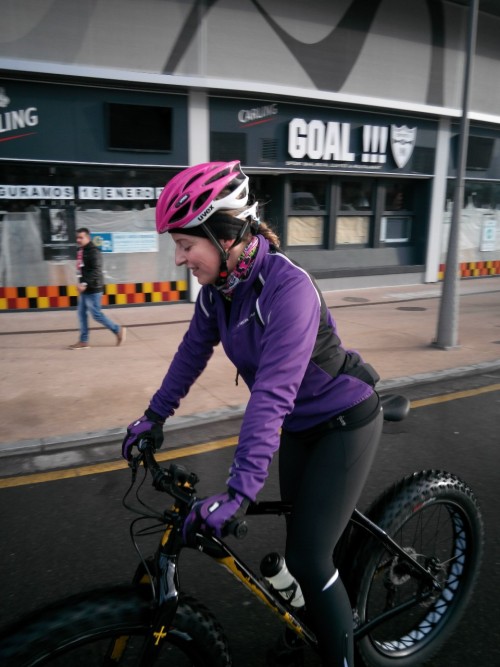 asturiasbike:  charlyast:  Mira @Asturiasbike…Martuky de @llobosbtt probando la 1 #Fatbike en asturi