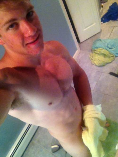 nakedguysfromkik:  Aww luv him!