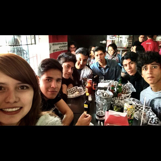 Con los chavos y la chava más popu&rsquo; de la carrera 