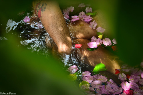 queersense:  Guy in the nature “O homem na natureza e ao natural” - E assim Deus fez o homem, sozinho, sem a mulher. 