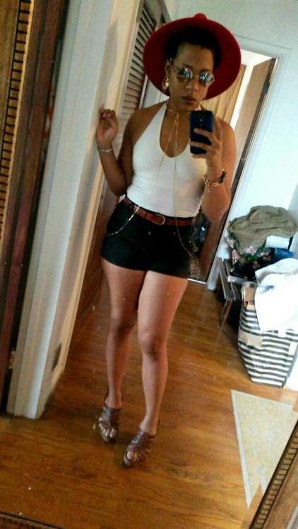 plotprincessss:  hellapoundcake:  0ne0fkind:  Another red hat adventure   Ugh I have been trying so hard to find a hat like this to fit my big ass head.  Burlington has them