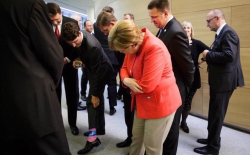 thecultureshowonbbc2at10pm: viralthings: NATO leaders are excited about Trudeau’s pink socks T