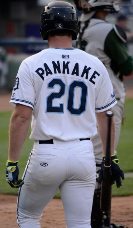 randyjockster: Joey Pankake’s perky ass and thighs look awesome in his super-tight uni pants Y