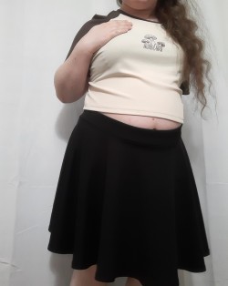 witchofgluttony:Does this new crop top make me look fat? 🤔😏