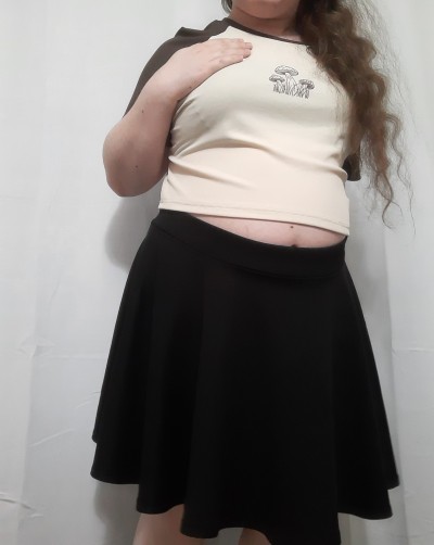 witchofgluttony:Does this new crop top make me look fat? 🤔😏
