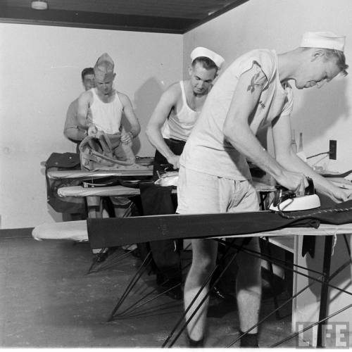 Servicemen ironing uniforms in San Francisco(Hansel Mieth. 1943)