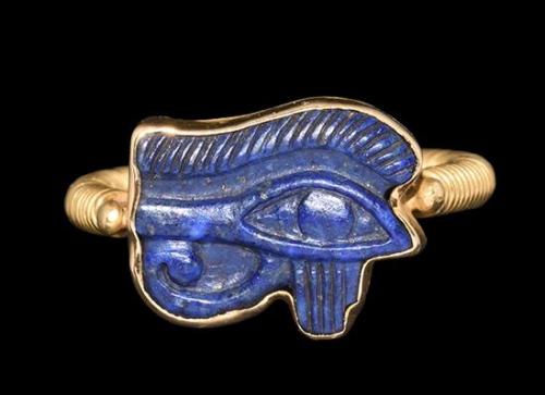Egyptian Lapis Lazuli Eye of Horus in Gold Ring, Third Intermediate Period, 1069-702 BCA carved lapi