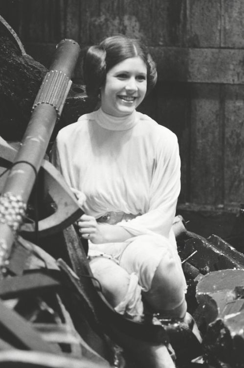 swimmergirl71: theorganasolo: Carrie Fisher filming Star Wars Awww. Even perched on a heap of garbag