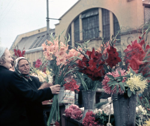 sovietpostcards:Flower sellers at the Central Market in Riga, Latvia (1964) (via)