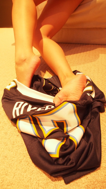 buntoes:  fade to black…last ever game as a san diego charger – R.I.P my team. (and please remember to these size 5′s responsibly ;p)