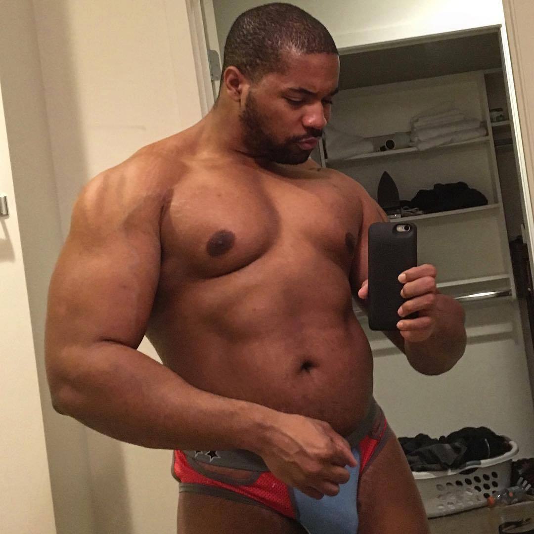 dethickness:  thickchocolatecity:  He’s so damn sexy! 
