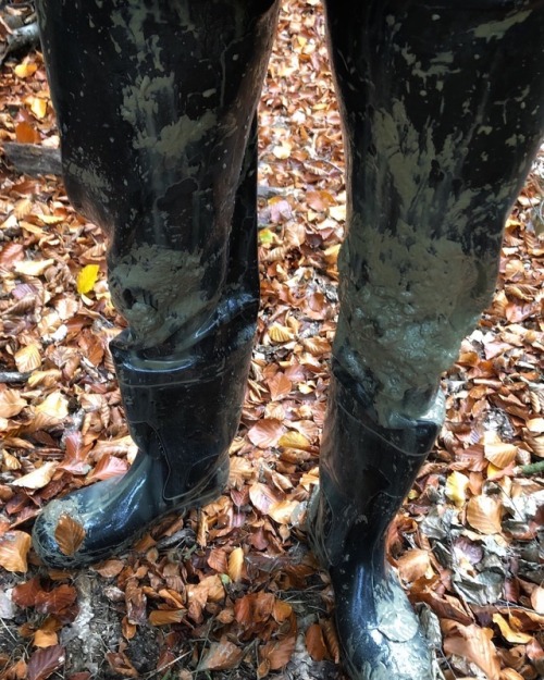 muddy walk in 1.0 mm #heavyrubber #dungarees from #gummiwerkstatt https://www.instagram.com/p/BpmWFf