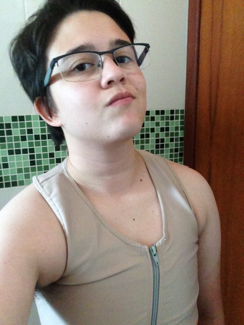 My new binder arrived today!You have no idea how this is helping with my dysphoria, i’m feelin