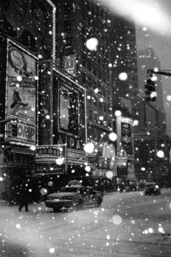 vanilla-cocoon:  Times Square in the Snow