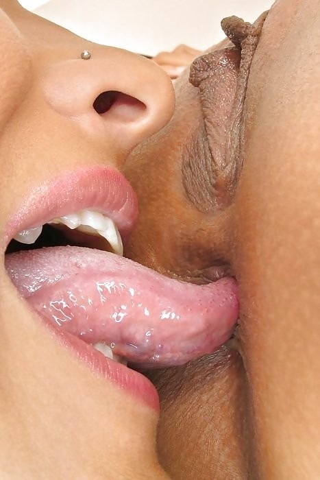 hotanalandass:  More live girls: http://is.gd/xEXZ0y