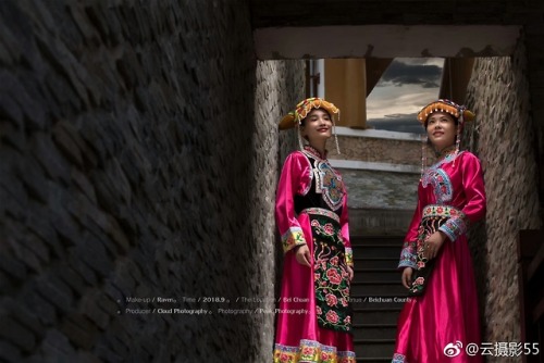 Photoshoot of two women of the Qiang ethnicity in Mianyang