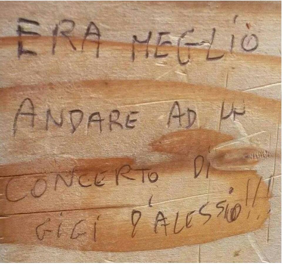 scarligamerluss:    Frasi scritte sul legno dalla gente in coda in attesa di entrare