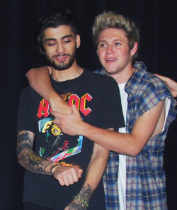 lirrylocks: backstage in sydney 8/2