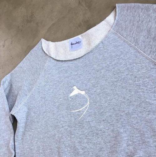 New Yaudie woman’s off shoulder crewneck sweatshirt. 100% cotton French terry. Small bird logo in Cr