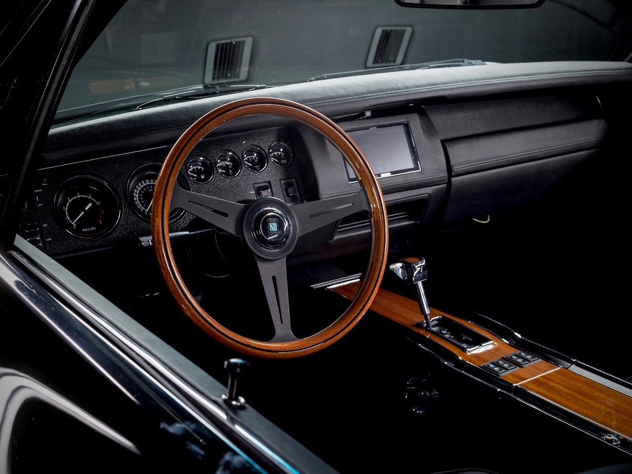 utwo: ‘69 Ringbrothers Dodge Charger © motor trend 