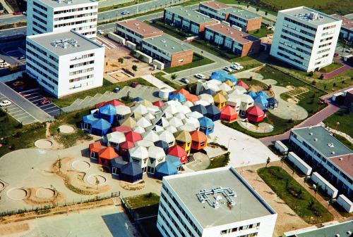 Vue aérienne du groupe scolaire des Plants en 1975, Jean Renaudie, architecte.