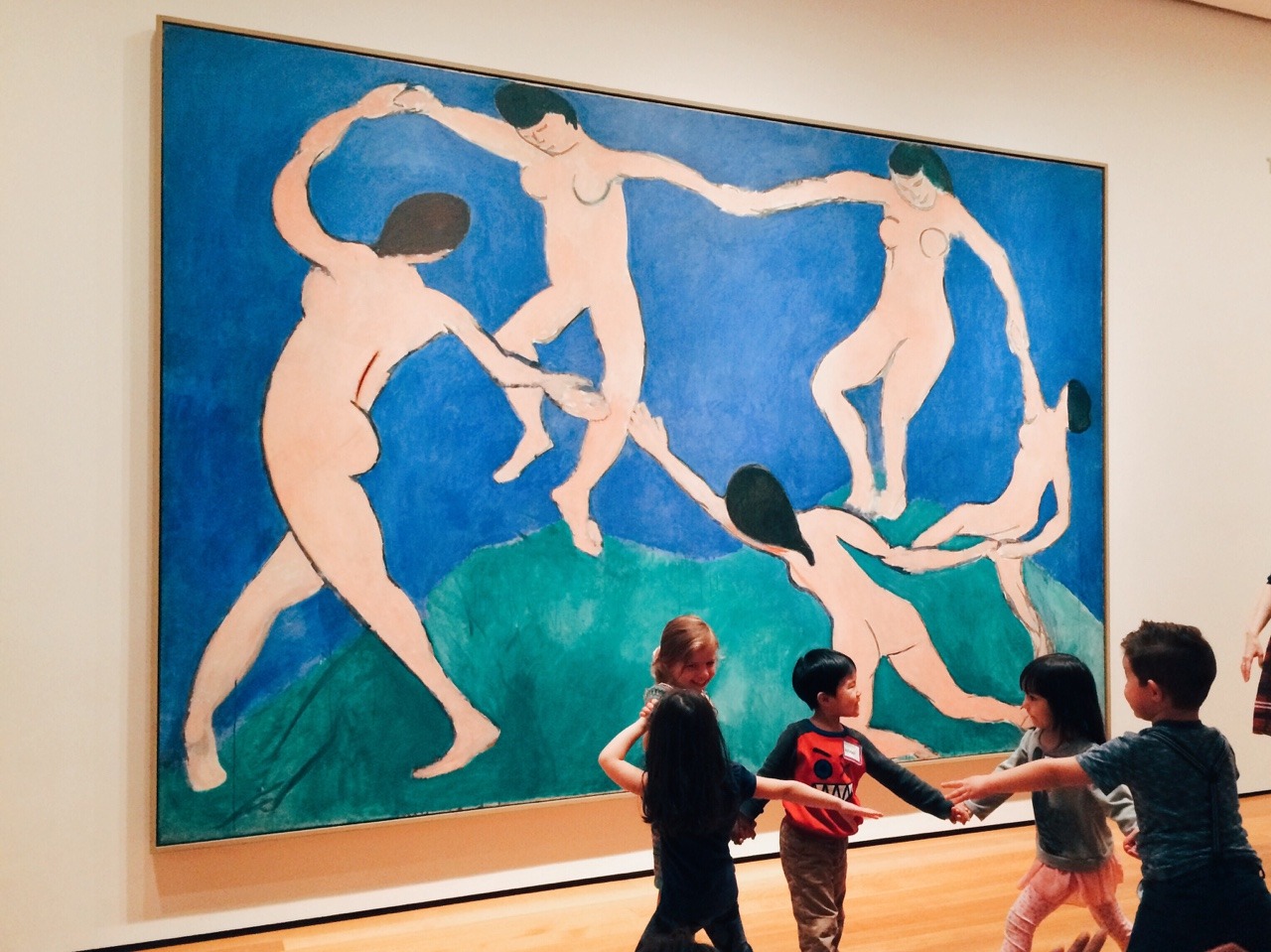 smoke-stungeyes: These little kids at MoMA were trying to recreate this piece of