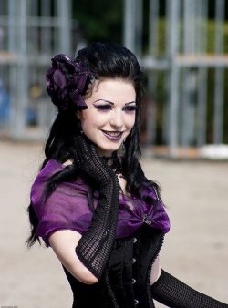 victorian-goth:  Victorian goth  http://victorian-goth.tumblr.com/