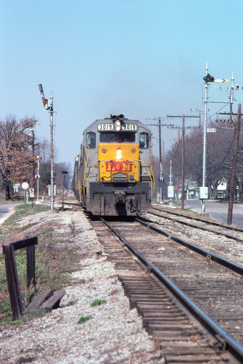 On the Former MononHere are four shots of a Louisville &amp; Nashville train moving south on the