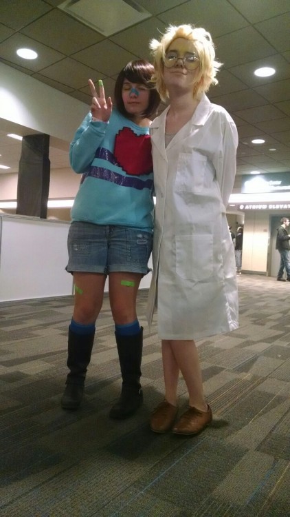 sliskee:Some fantastic Undertale cosplays seen today.that’s me as frisk and the alphys is @kannamaki