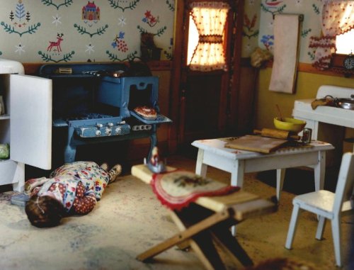 truecrimecarnage:  Close ups from self-taught criminologist Frances Glessner Lee’s crime scene dioramas, ‘Nutshell Studies of Unexplained Death’.  Created throughout the 1940s and 50s, these miniature models came complete with working lights, doors