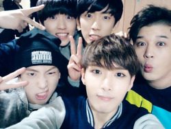 sneezes:  @ryeong9: B1A4 도 찰칵 ~~^^ 고마워 ~~ 산들아 밥 먹자 ^^  @ryeong9: *click* With B1A4 too ~~^^ Thank you~~ Sandeul-ah let’s go have a meal ^^ (cr) 