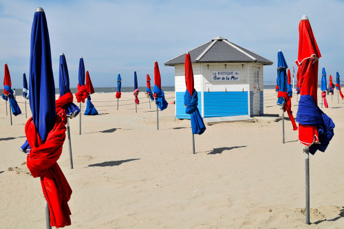 Les planches de Deauville,parasol et cabine - NormandieFonte : www.rdvartsculinaires.comvia tinamott