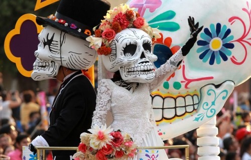 sconniebelle: educacion-mexicana: Mexico City’s Day of the Dead Parade My culture is so beauti